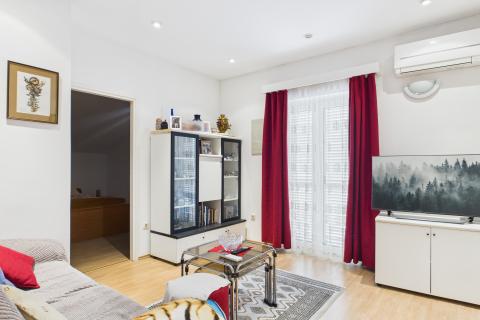 Crikvenica, Selce - kuća sa poslovnim prostorom 1. red uz more