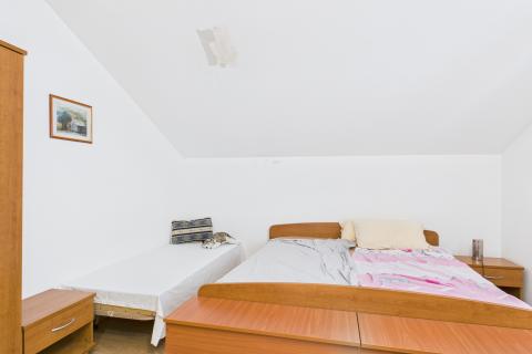 Crikvenica, Selce - kuća sa poslovnim prostorom 1. red uz more