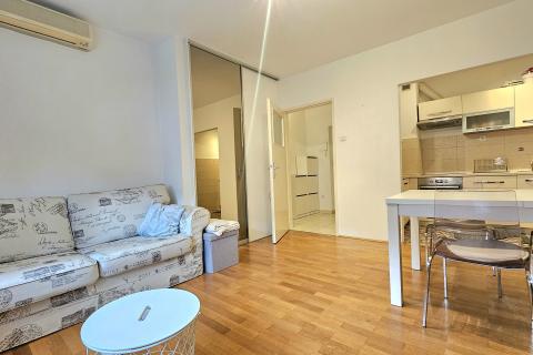 Zagreb, Voltino - stan s odvojenom spavaćom sobom