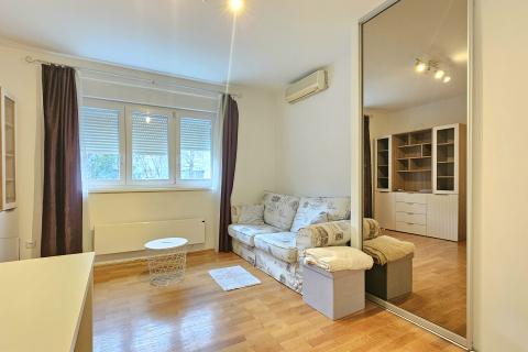 Zagreb, Voltino - stan s odvojenom spavaćom sobom