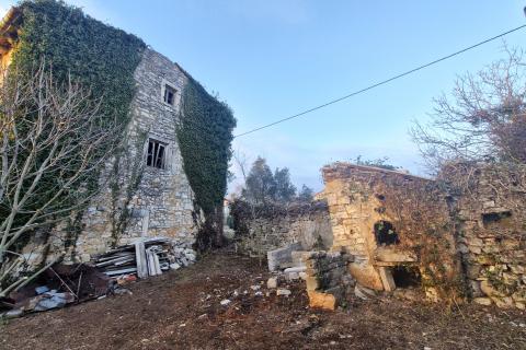 Istra, Svetvinčenat okolica &ndash; krajnja kamena kuća u nizu 166 m2 s okućnicom 500 m2