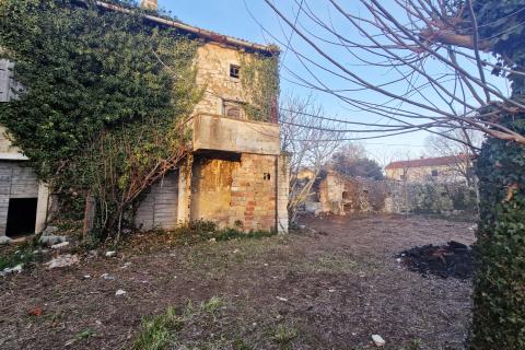 Istra, Svetvinčenat okolica &ndash; krajnja kamena kuća u nizu 166 m2 s okućnicom 500 m2