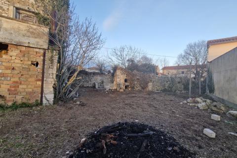 Istra, Svetvinčenat okolica &ndash; krajnja kamena kuća u nizu 166 m2 s okućnicom 500 m2