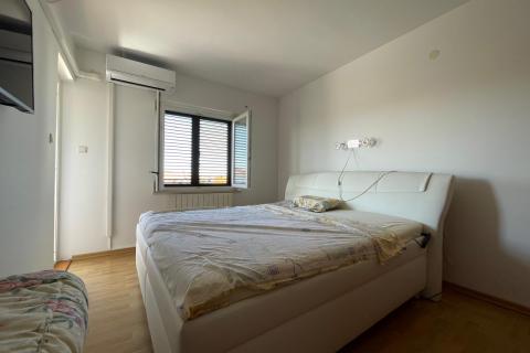 Krk,izuzetna samostojeća kuća s pogledom na more i bazenom