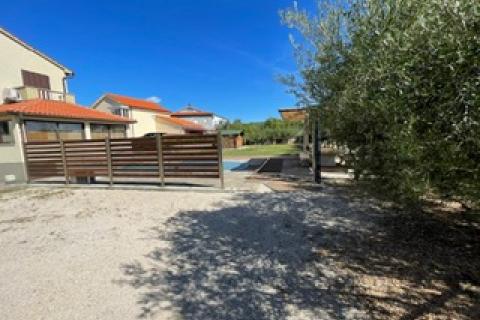 Krk,izuzetna samostojeća kuća s pogledom na more i bazenom