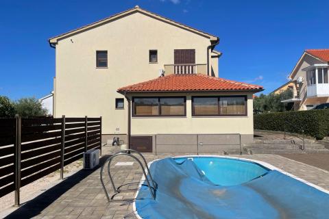 Krk,izuzetna samostojeća kuća s pogledom na more i bazenom