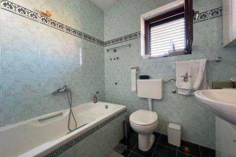 Krk,izuzetna samostojeća kuća s pogledom na more i bazenom