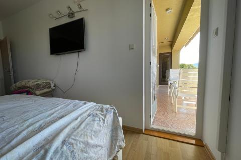 Krk,izuzetna samostojeća kuća s pogledom na more i bazenom