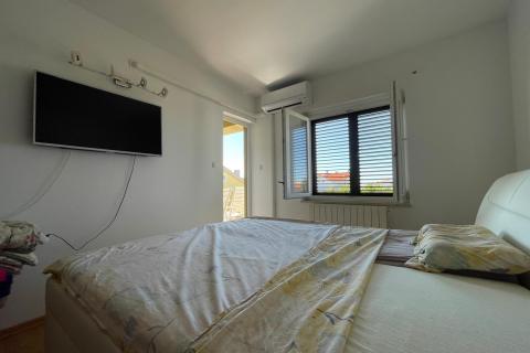 Krk,izuzetna samostojeća kuća s pogledom na more i bazenom