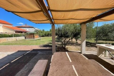 Krk,izuzetna samostojeća kuća s pogledom na more i bazenom