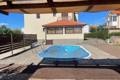 Krk,izuzetna samostojeća kuća s pogledom na more i bazenom