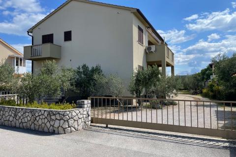 Krk,izuzetna samostojeća kuća s pogledom na more i bazenom