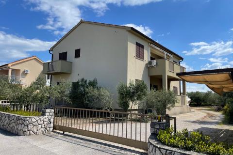 Krk,izuzetna samostojeća kuća s pogledom na more i bazenom