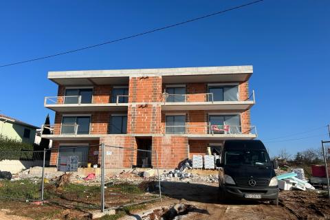 Poreč, okolica, novogradnja sa okućnicom 