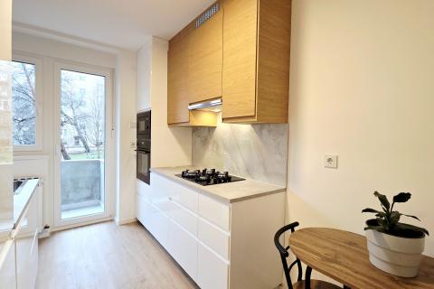 Zagreb, Centar grada | Moderno renoviran dvosoban stan, visoko prizemlje