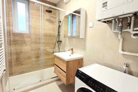 Zagreb, Centar grada | Moderno renoviran dvosoban stan, visoko prizemlje