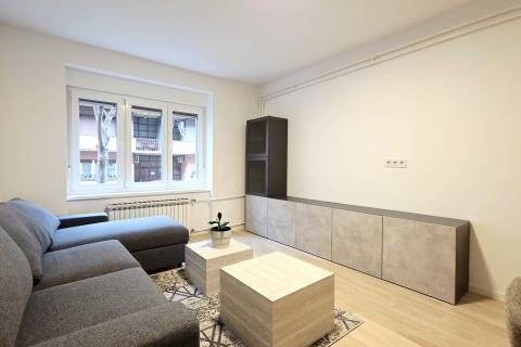 Zagreb, Centar grada | Moderno renoviran dvosoban stan, visoko prizemlje