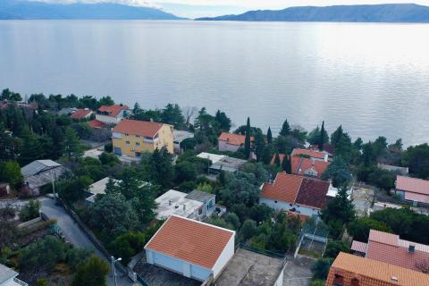 Novi Vinodolski- kuća sa 3 stana, 2. red do mora