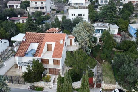 Novi Vinodolski- kuća sa 3 stana, 2. red do mora