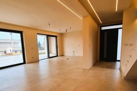 Poreč, okolica, Moderna samostojeća kuća s bazenom