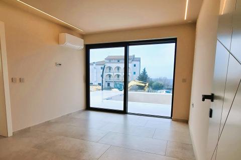 Poreč, okolica, Moderna samostojeća kuća s bazenom