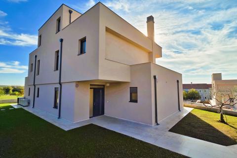 Poreč, okolica, Moderna samostojeća kuća s bazenom