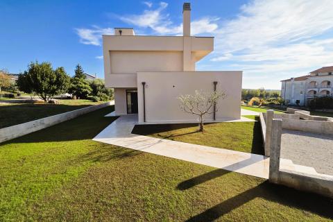 Poreč, okolica, Moderna samostojeća kuća s bazenom