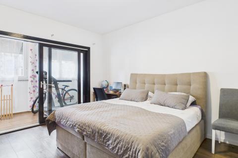 Sesvete - trosoban stan s vrtom