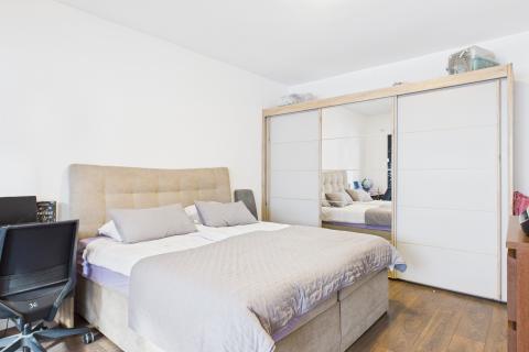 Sesvete - trosoban stan s vrtom