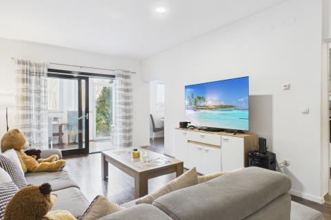 Sesvete - trosoban stan s vrtom