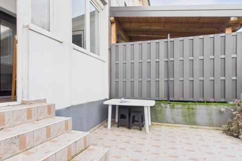 Sesvete - trosoban stan s vrtom