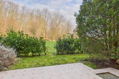 Sesvete - trosoban stan s vrtom