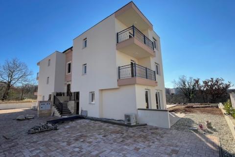 Krk,Njivice,panoramski pogled na more,okućnica 150 m2