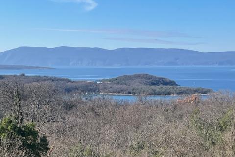 Krk,Njivice,panoramski pogled na more,okućnica 150 m2