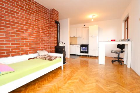 Žažina, kuća s voćnjakom i garažom, 52m2