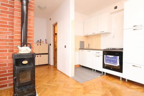 Žažina, kuća s voćnjakom i garažom, 52m2