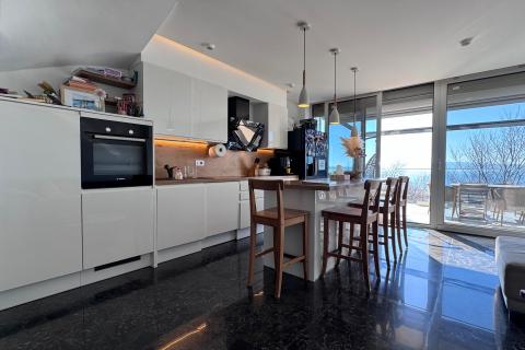 Rijeka, Kostrena, trosobni stan, parking, pogled