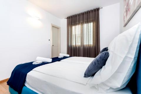 Rovinj, luksuzni stan 200m od plaže, garaža + parking mjesto