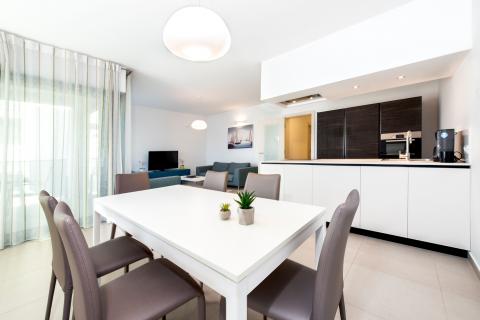 Rovinj, luksuzni stan 200m od plaže, garaža + parking mjesto