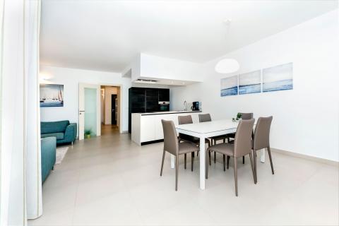 Rovinj, luksuzni stan 200m od plaže, garaža + parking mjesto