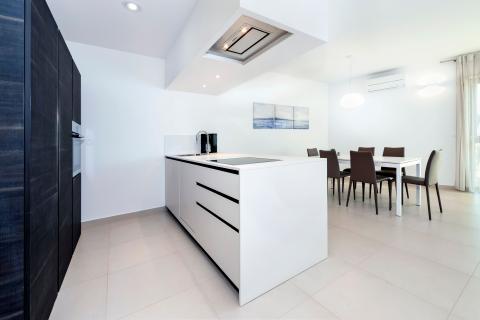 Rovinj, luksuzni stan 200m od plaže, garaža + parking mjesto