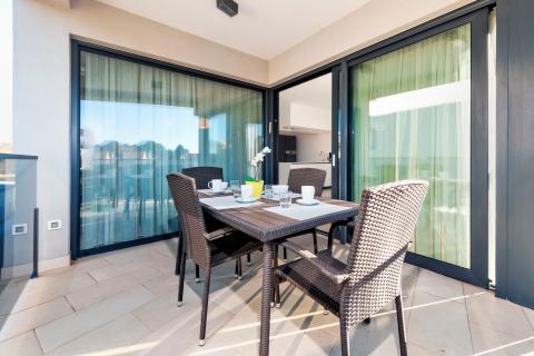 Rovinj, luksuzni stan 200m od plaže, garaža + parking mjesto