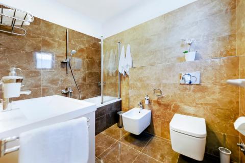 Rovinj, luksuzni stan 200m od plaže, garaža + parking mjesto