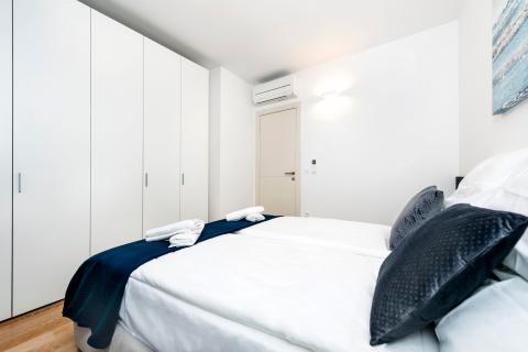 Rovinj, luksuzni stan 200m od plaže, garaža + parking mjesto