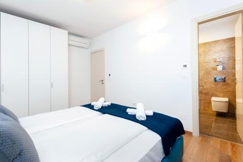 Rovinj, luksuzni stan 200m od plaže, garaža + parking mjesto