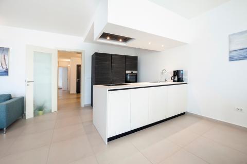 Rovinj, luksuzni stan 200m od plaže, garaža + parking mjesto