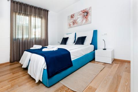 Rovinj, luksuzni stan 200m od plaže, garaža + parking mjesto