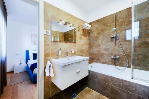 Rovinj, luksuzni stan 200m od plaže, garaža + parking mjesto