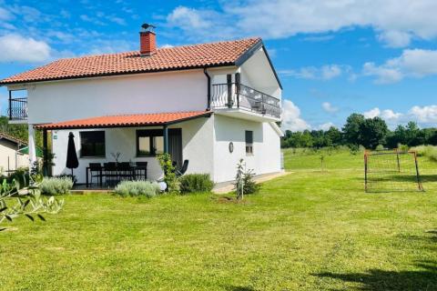 Istra,Loborika-kuća sa velikom okućnicom i garažom