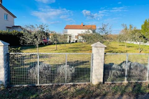 Istra,Loborika-kuća sa velikom okućnicom i garažom